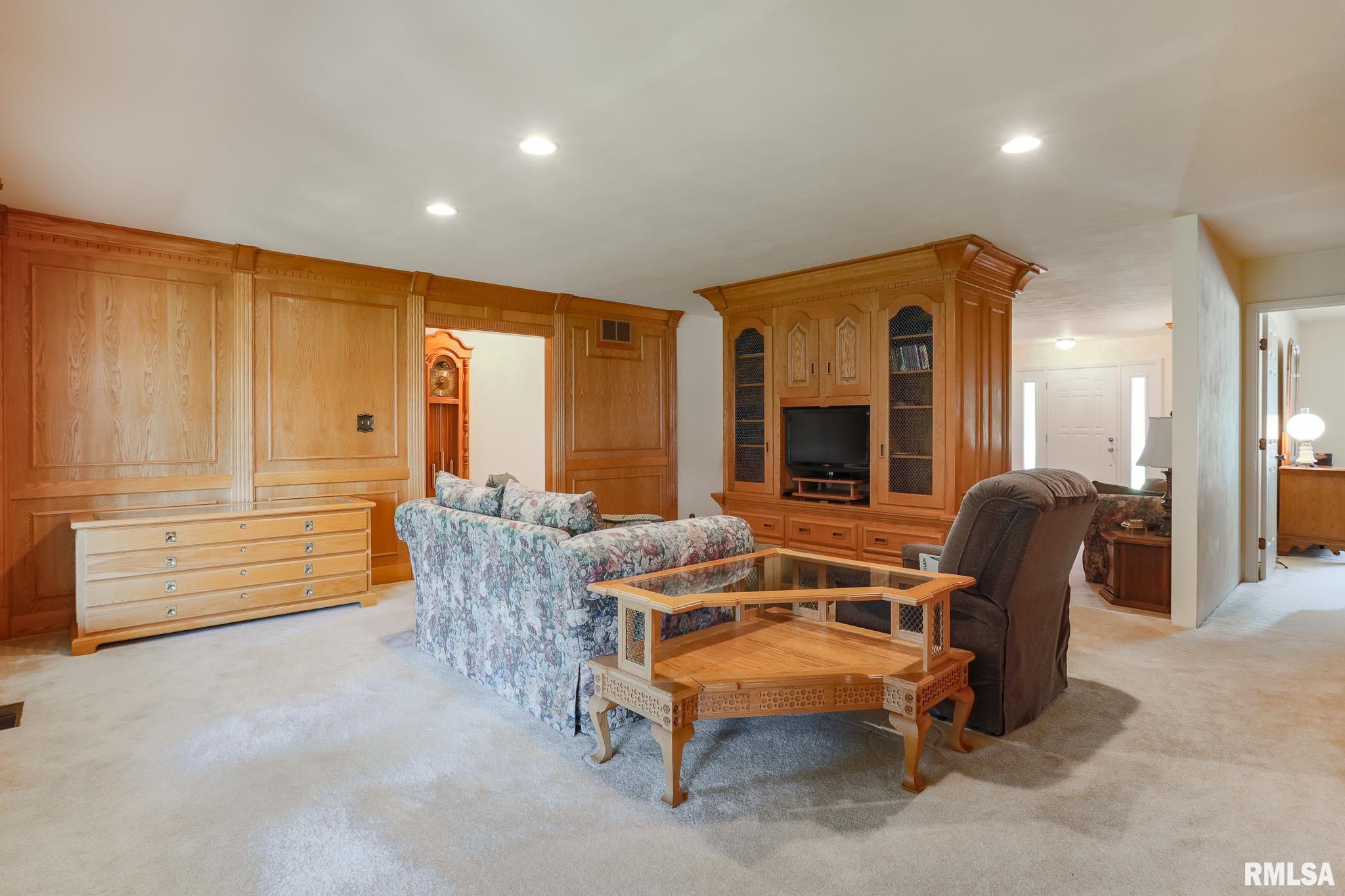 2816 Sheridan Road Pekin, IL 61554 - Photo 14 of 32