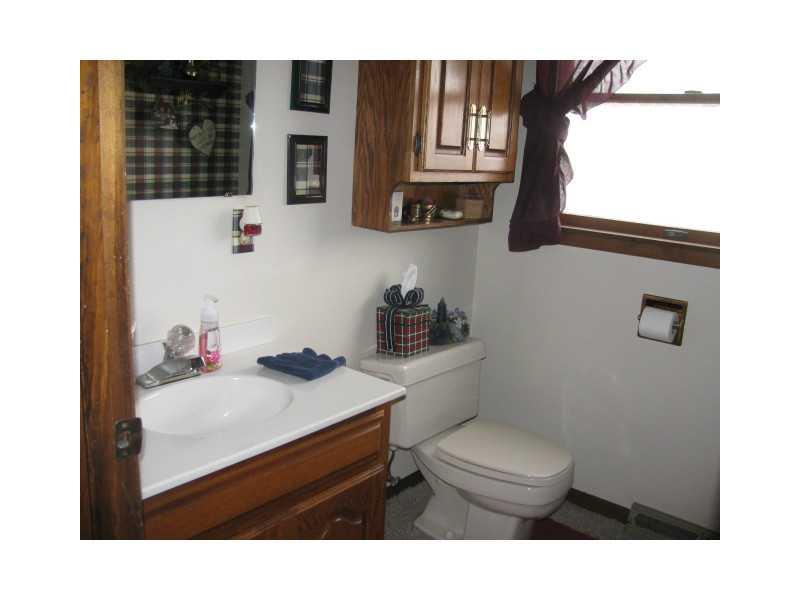 528 Edgeview Road Lower Burrell, PA 15068 - Photo 12 of 20 Full Bath.