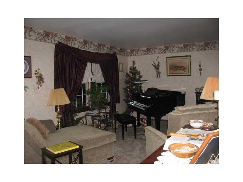 528 Edgeview Road Lower Burrell, PA 15068 - Photo 6 of 20 Living Room.