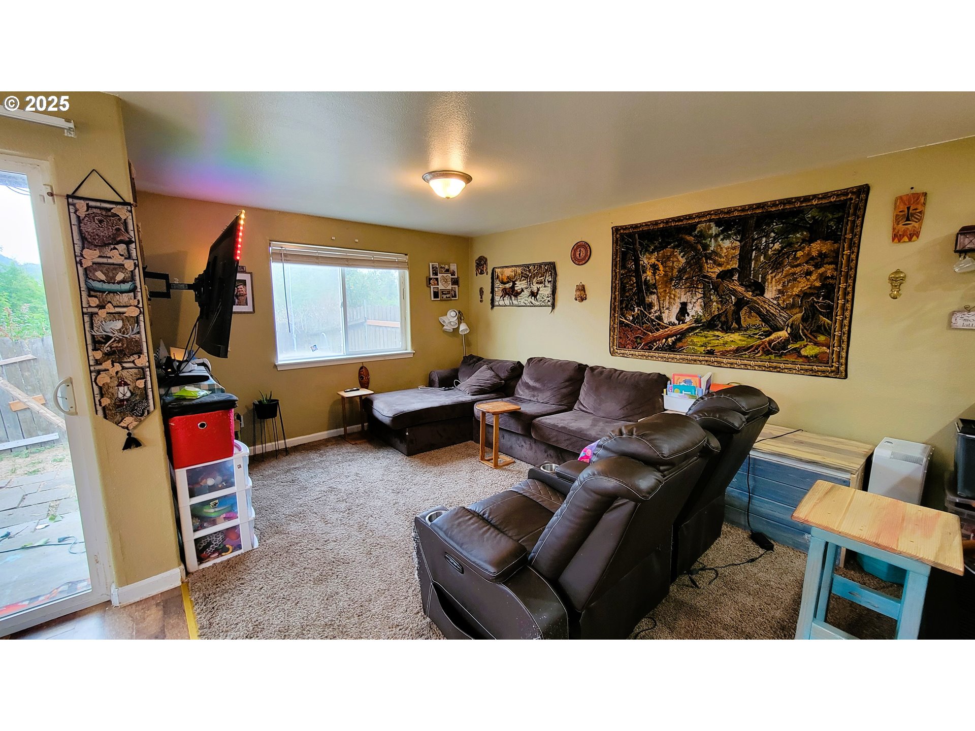 205-207 South 47th Street Springfield, OR 97478 - Photo 5 of 15 Living Room