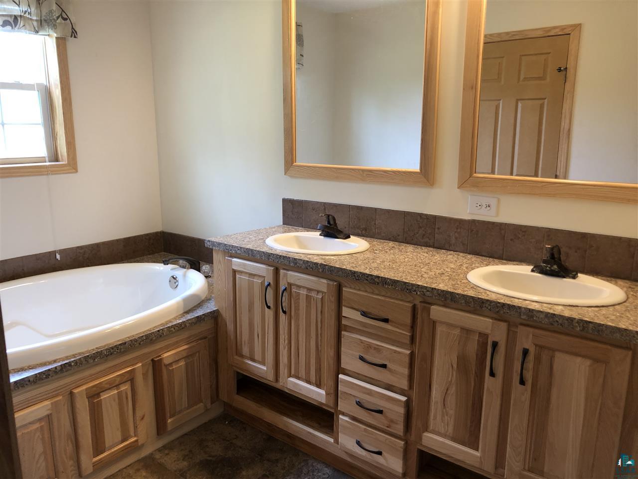 143 East Shilhon Road Duluth, MN 55804 - Photo 7 of 11