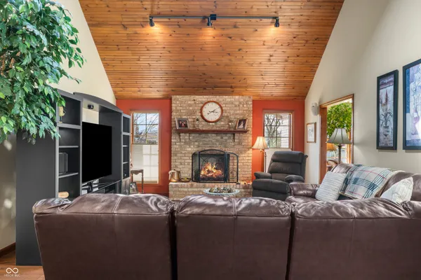 $575,000 | 2534 Chestnut Street, Columbus, IN 47201