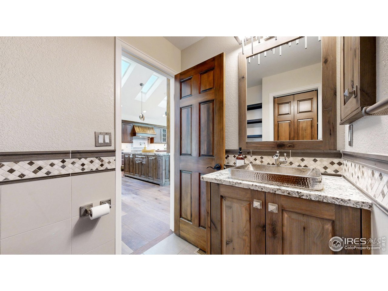 898 Eagle Ridge Court Loveland, CO 80537 - Photo 22 of 40 a bathroom with a sink a mirror and a bathtub