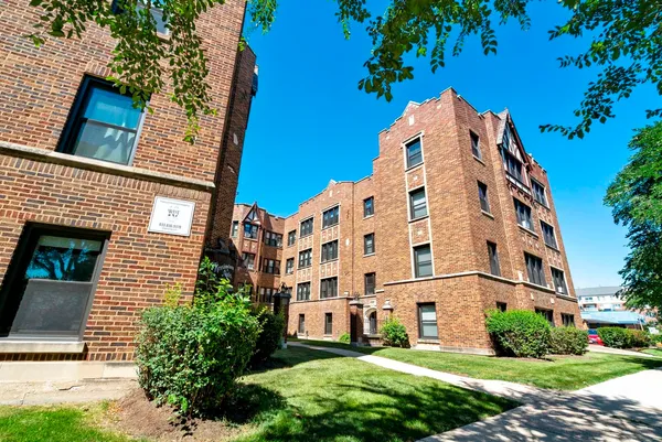 $1,695 | 321 Calendar Avenue, Unit 1E, La Grange, IL 60525