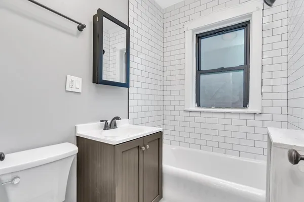 $1,695 | 321 Calendar Avenue, Unit 1E, La Grange, IL 60525