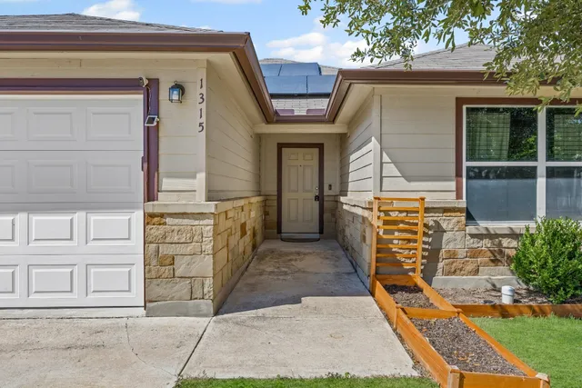 $292,999 | 1315 Lantana Court, Gonzales, TX 78629