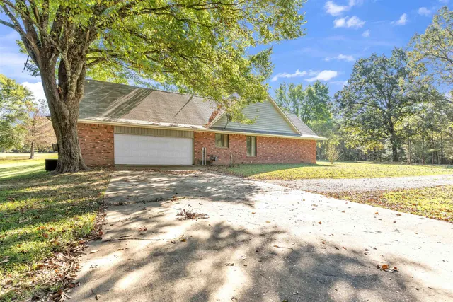 $575,000 | 825 Burch Drive, Moscow, TN 38057