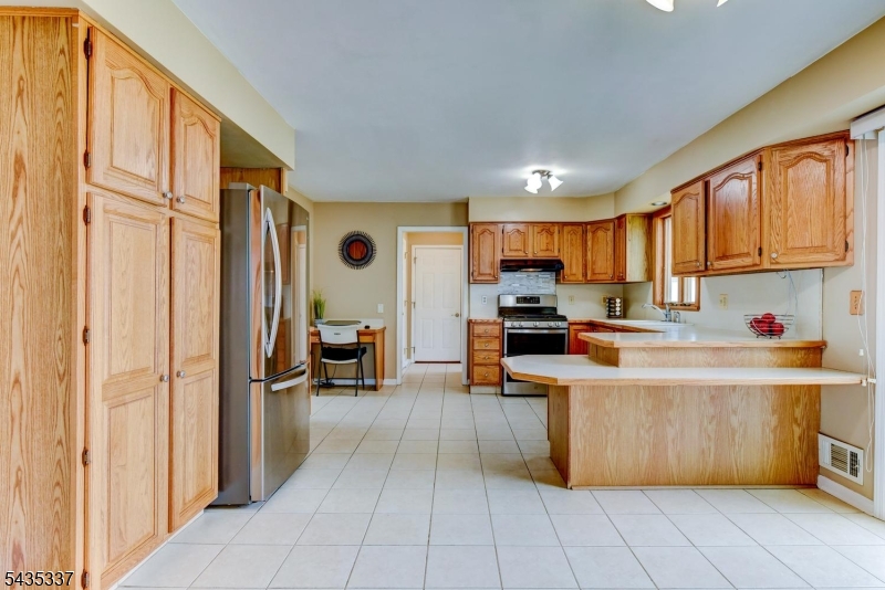 808 Columbus Avenue Raritan, NJ 08869 - Photo 10 of 47