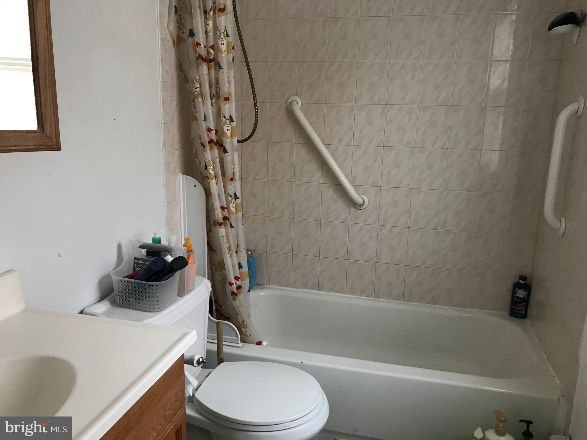 215 Murray Road Newark, DE 19711 - Photo 7 of 14 a bathroom with a sink a toilet and bathtub