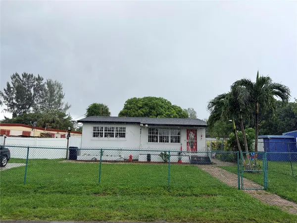 a view of a house with a backyard