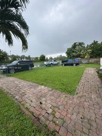 a view of a backyard