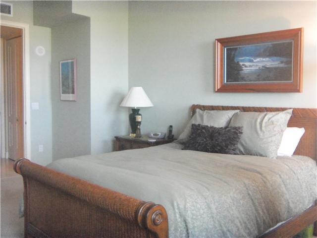 99 Southeast Mizner Boulevard, Unit 533 Boca Raton, FL 33432 - Photo 10 of 14 a bedroom with bed and a painting on the wall