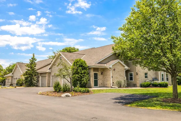 $309,900 | 18645 Emerald Drive, Unit E, Brookfield, WI 53045