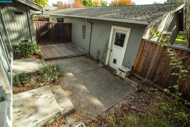 a view of back yard of the house
