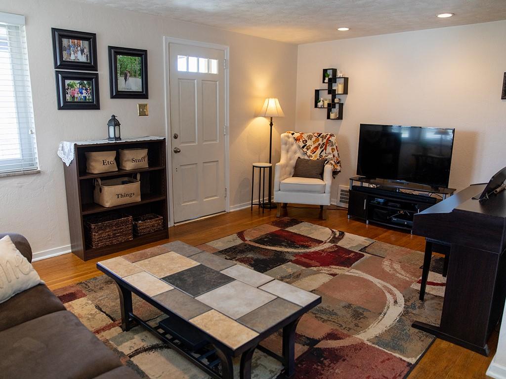 532 Old Farm Road Pittsburgh, PA 15234 - Photo 2 of 20