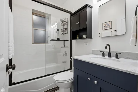 $380,000 | 2152 West Ainslie Street, Unit 3, Chicago, IL 60625