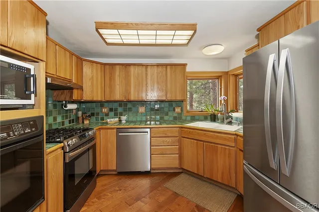 $1,100,000 | 39128 North Shore Drive, Fawnskin, CA 92333