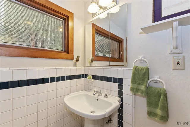 $1,100,000 | 39128 North Shore Drive, Fawnskin, CA 92333