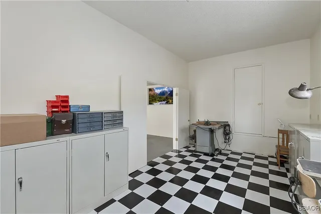 $1,100,000 | 39128 North Shore Drive, Fawnskin, CA 92333