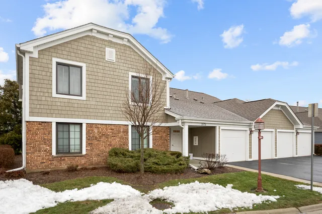 $284,900 | 375 Pinetree Lane, Unit D1, Schaumburg, IL 60193