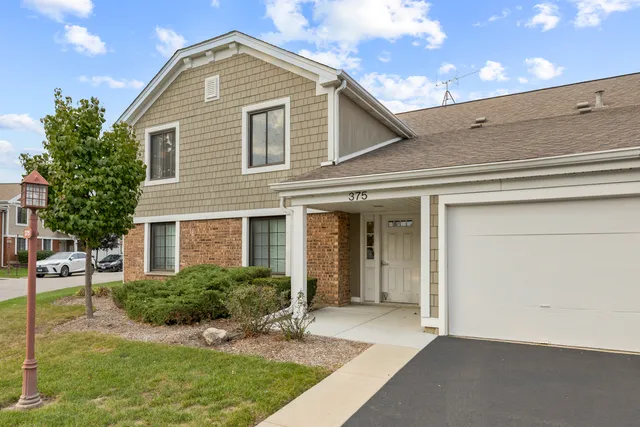 $284,900 | 375 Pinetree Lane, Unit D1, Schaumburg, IL 60193