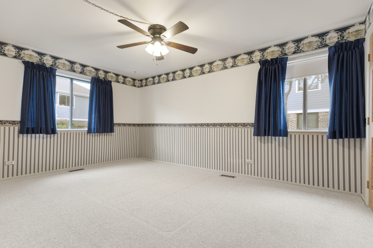 375 Pinetree Lane, Unit D1 Schaumburg, IL 60193 - Photo 12 of 25 a view of a livingroom with a ceiling fan and window