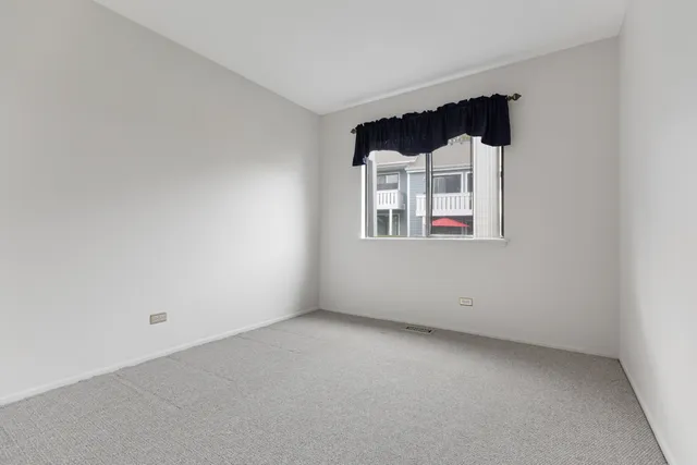 $284,900 | 375 Pinetree Lane, Unit D1, Schaumburg, IL 60193