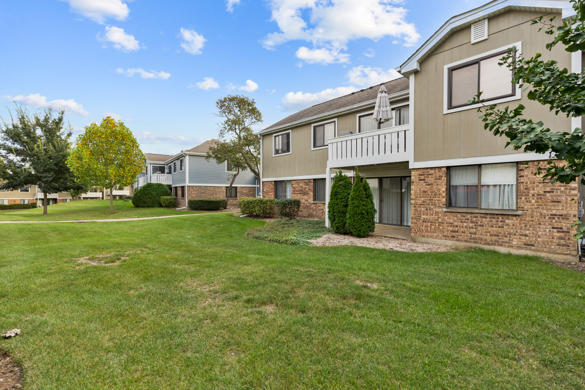 375 Pinetree Lane, Unit D1 Schaumburg, IL 60193 - Photo 18 of 25 a front view of a house with a yard