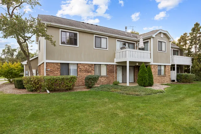 $284,900 | 375 Pinetree Lane, Unit D1, Schaumburg, IL 60193
