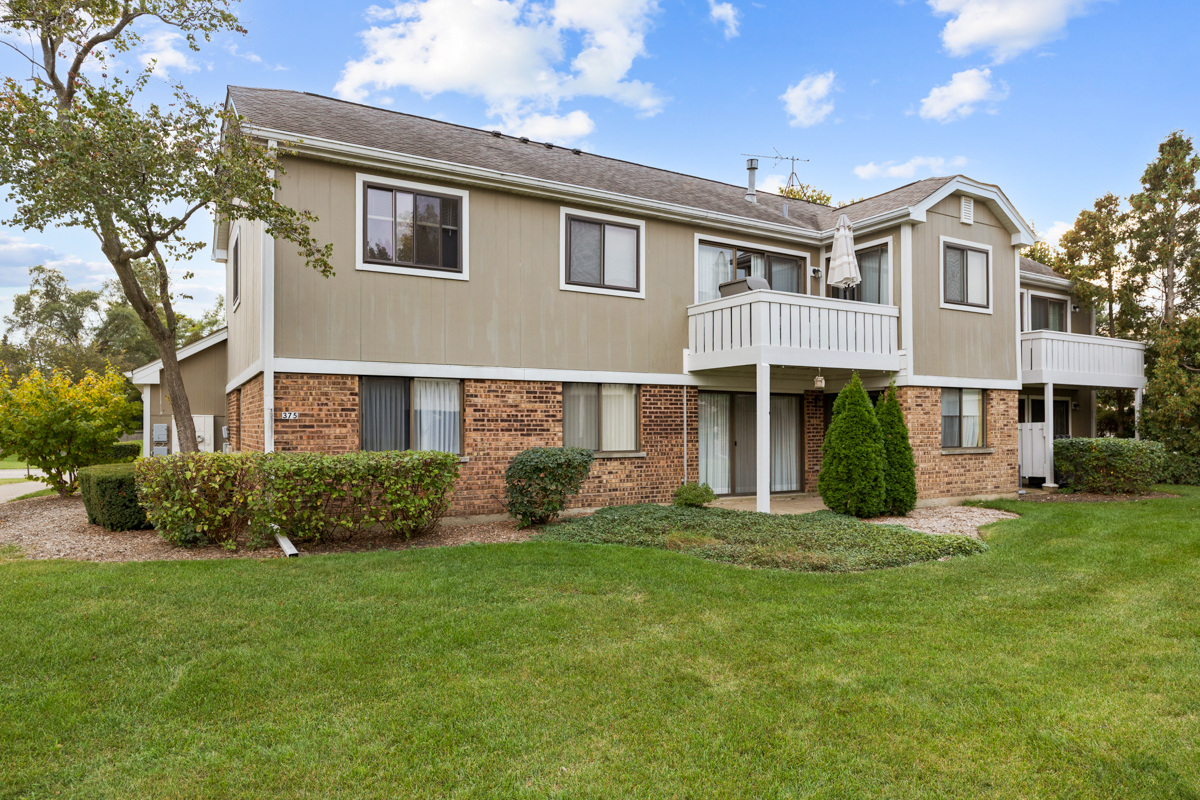 375 Pinetree Lane, Unit D1 Schaumburg, IL 60193 - Photo 19 of 25 a front view of a house with a yard and garage