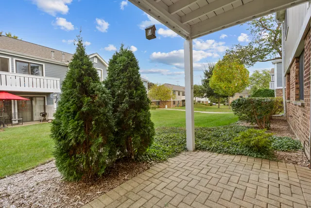 $284,900 | 375 Pinetree Lane, Unit D1, Schaumburg, IL 60193