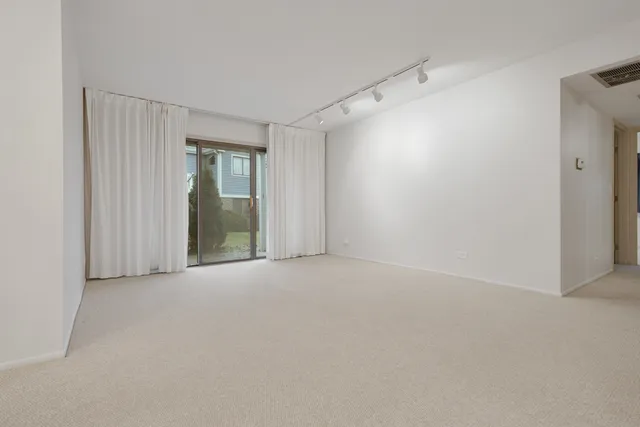 $284,900 | 375 Pinetree Lane, Unit D1, Schaumburg, IL 60193