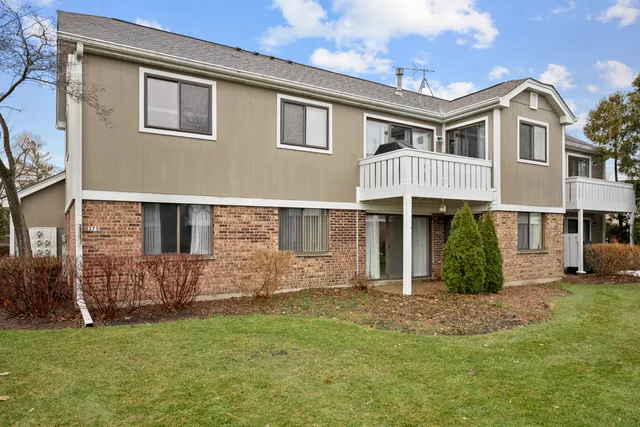$284,900 | 375 Pinetree Lane, Unit D1, Schaumburg, IL 60193