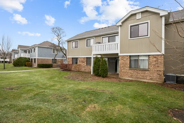 $284,900 | 375 Pinetree Lane, Unit D1, Schaumburg, IL 60193
