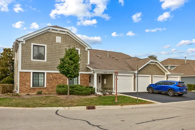 $284,900 | 375 Pinetree Lane, Unit D1, Schaumburg, IL 60193