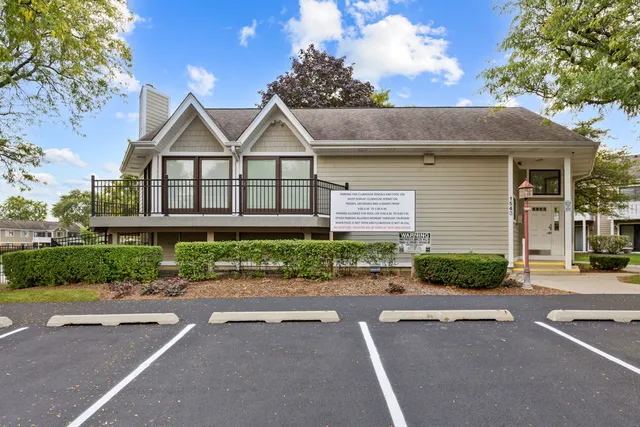 $284,900 | 375 Pinetree Lane, Unit D1, Schaumburg, IL 60193