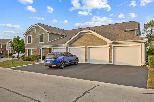 $284,900 | 375 Pinetree Lane, Unit D1, Schaumburg, IL 60193