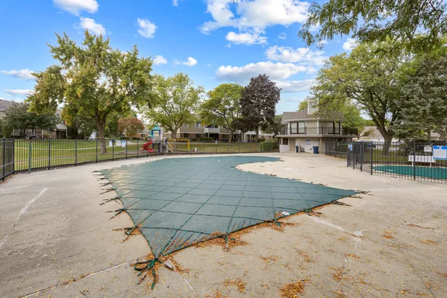 $284,900 | 375 Pinetree Lane, Unit D1, Schaumburg, IL 60193