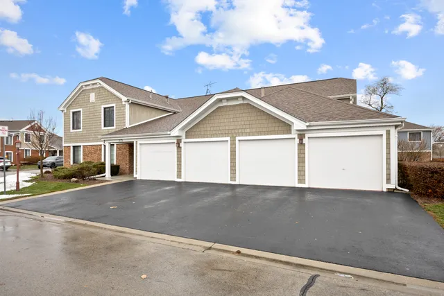 $284,900 | 375 Pinetree Lane, Unit D1, Schaumburg, IL 60193