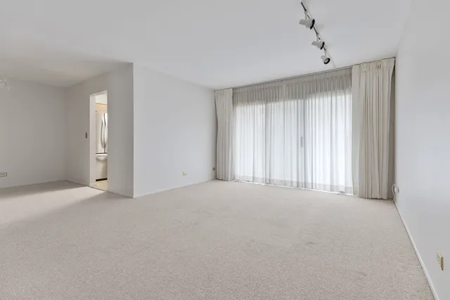 $284,900 | 375 Pinetree Lane, Unit D1, Schaumburg, IL 60193