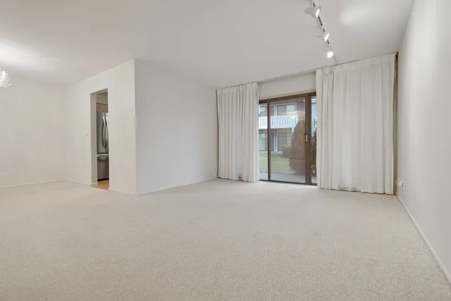 $284,900 | 375 Pinetree Lane, Unit D1, Schaumburg, IL 60193