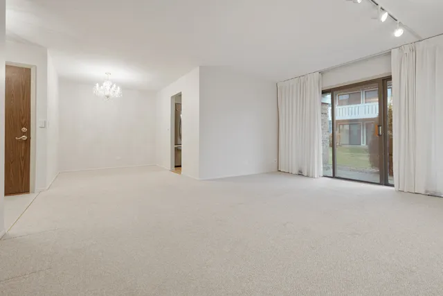 $284,900 | 375 Pinetree Lane, Unit D1, Schaumburg, IL 60193