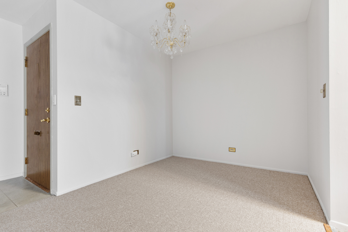 375 Pinetree Lane, Unit D1 Schaumburg, IL 60193 - Photo 4 of 25 a view of a room