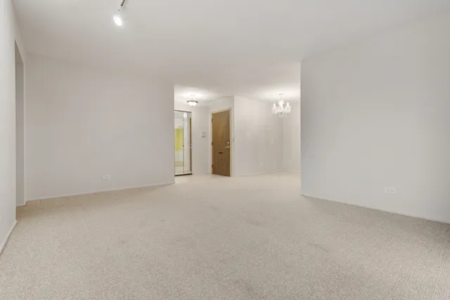 $284,900 | 375 Pinetree Lane, Unit D1, Schaumburg, IL 60193