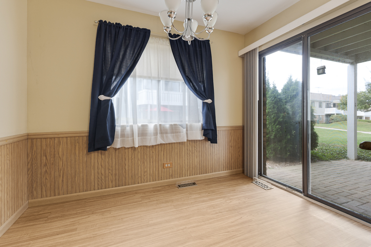 375 Pinetree Lane, Unit D1 Schaumburg, IL 60193 - Photo 9 of 25 a view of an empty room with windows