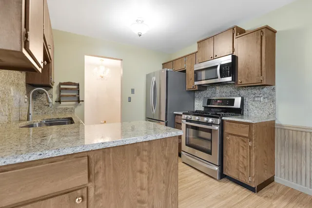 $284,900 | 375 Pinetree Lane, Unit D1, Schaumburg, IL 60193