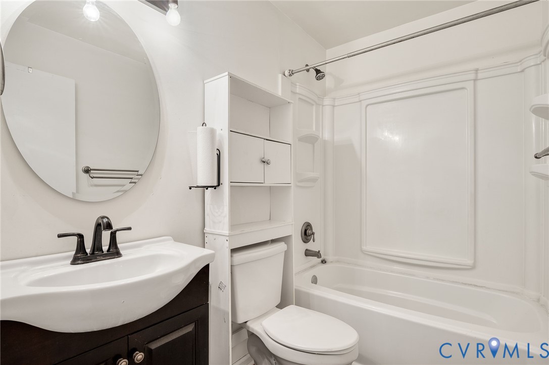 10916 Beaver Castle Road Hopewell, VA 23860 - Photo 14 of 32 Hallway