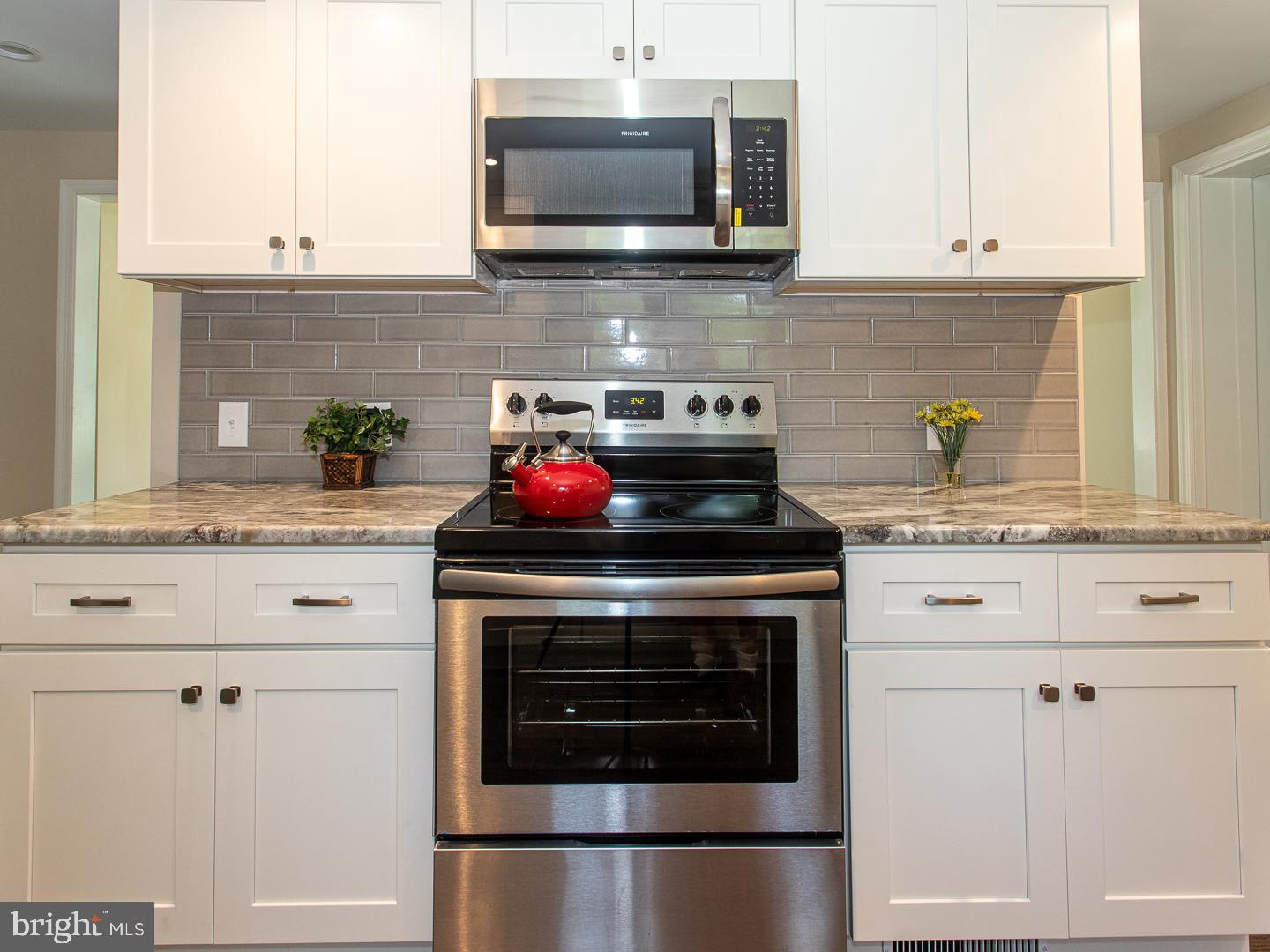5 Owl Road Audubon, PA 19403 - Photo 8 of 32 Pristine Backsplash & Stainless Steel Appliances