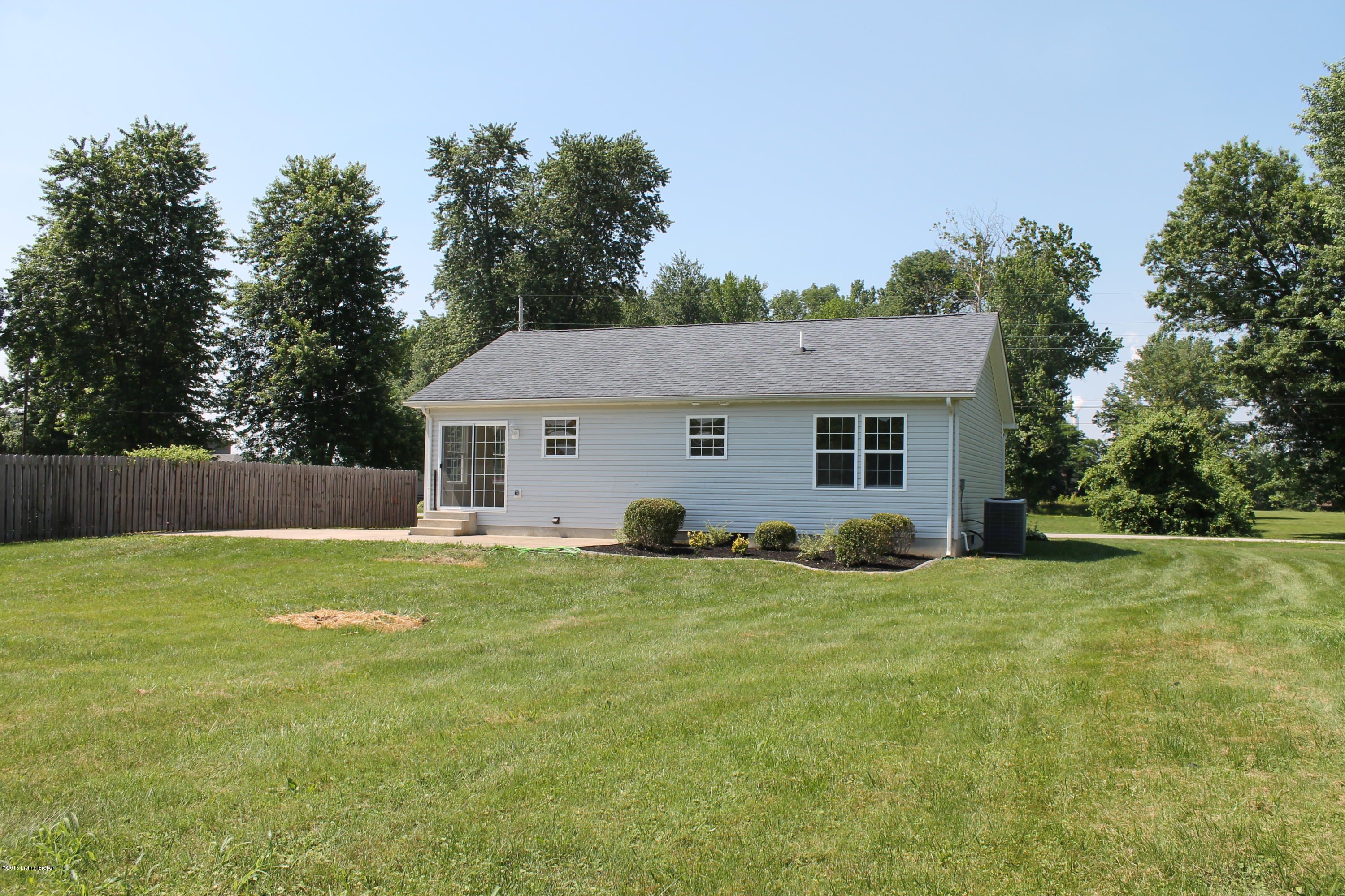 7107 Whipple Road Louisville, KY 40272 - Photo 5 of 18 IMG_0721