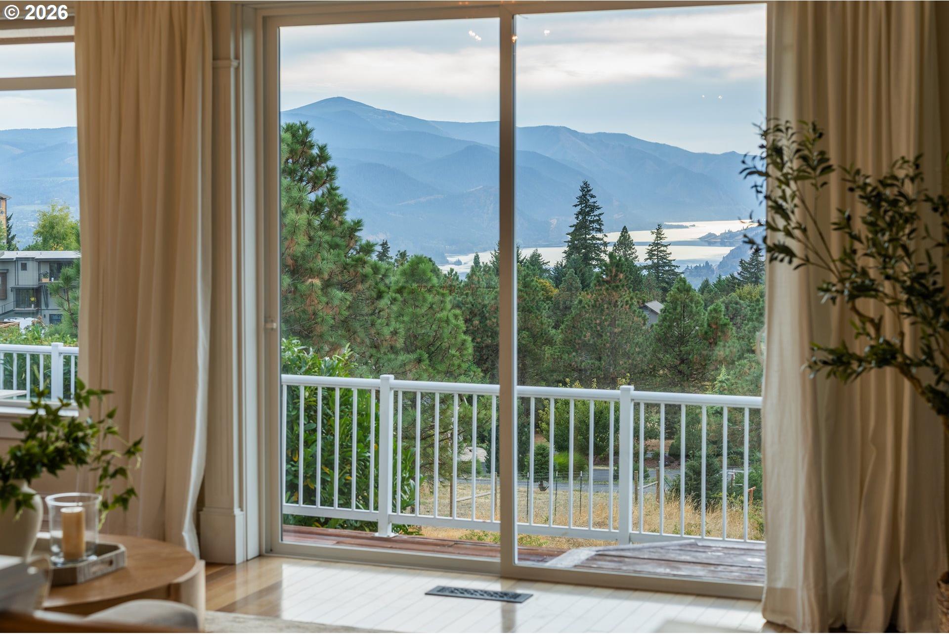 595 Northwest Country View Road White Salmon, WA 98672 - Photo 22 of 48 Living Room